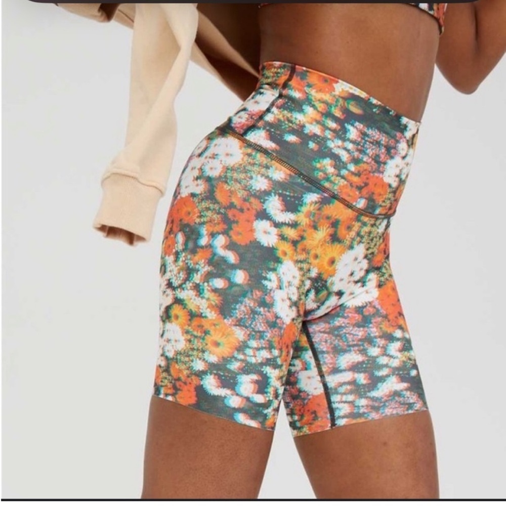 Offline By Aerie Goals 3D 7” inseam high waisted Biker Shorts - Picture 3 of 7